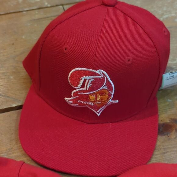 Tampa Bay Buccaneers fan, 2 tees, hat, coin tray bundle! - Picture 8 of 10